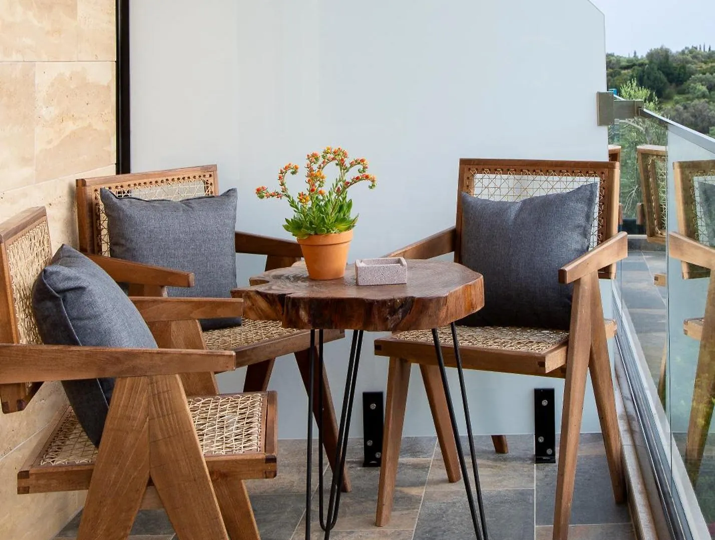 Garden Inn Himara 0*,
